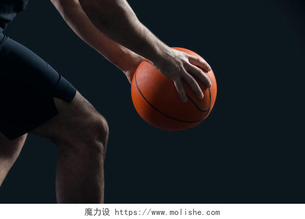 黑暗背景的男性篮球运动员